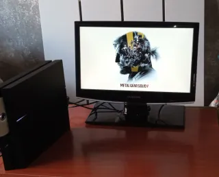 PS4 Fat 1004 500GB Negra  Monitor Samsung 20" 1080