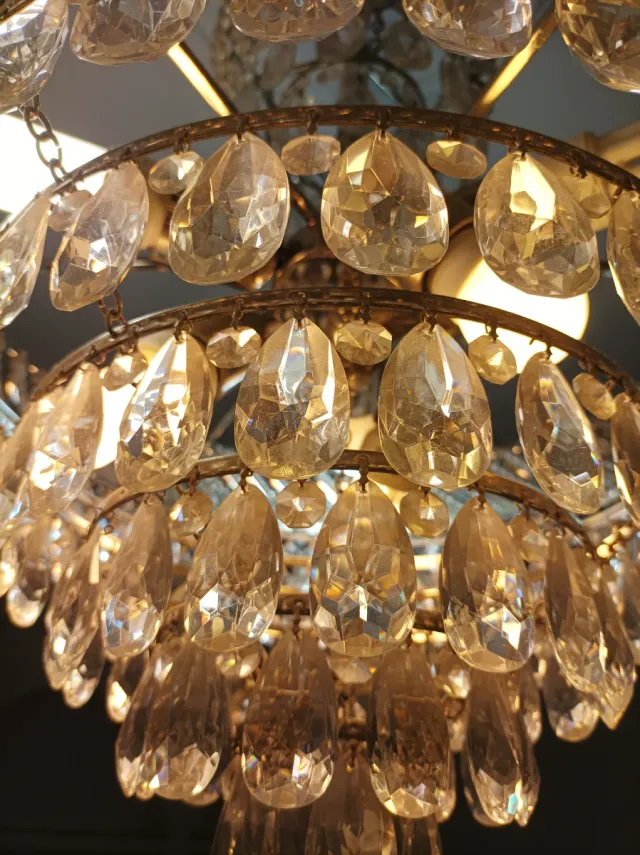 Lámpara de araña de cristal y metal