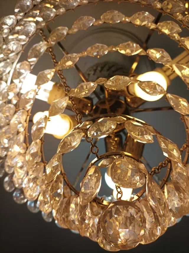 Lámpara de araña de cristal y metal