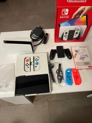 Nintendo Switch OLED + Mario Kart 8 Deluxe