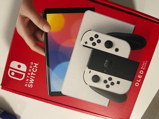 Nintendo Switch OLED + Mario Kart 8 Deluxe