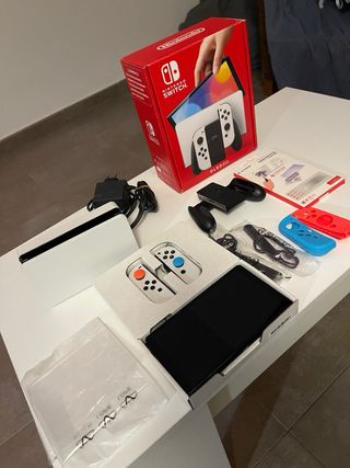 Nintendo Switch OLED + Mario Kart 8 Deluxe