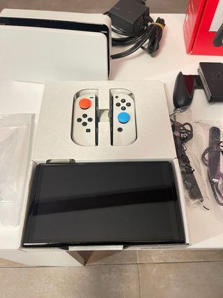 Nintendo Switch OLED + Mario Kart 8 Deluxe