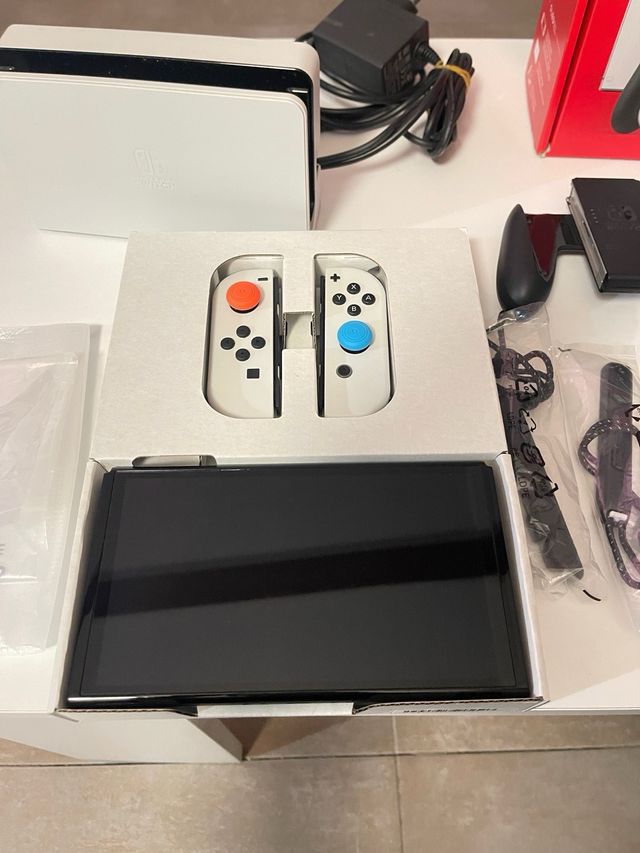 Nintendo Switch OLED + Mario Kart 8 Deluxe