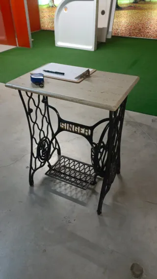 Mesa Mármol y Patas Máquina Coser Singer