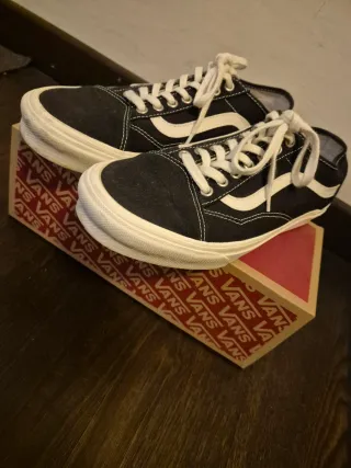 Scarpe Vans nere e bianche