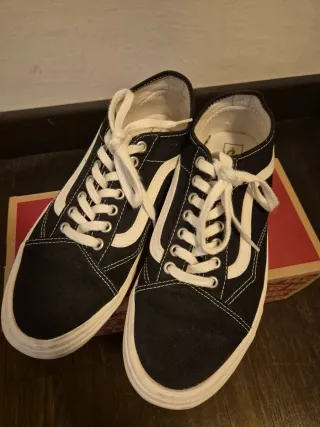 Scarpe Vans nere e bianche