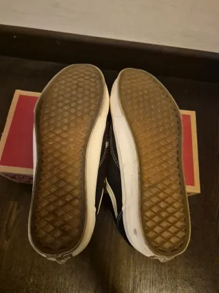 Scarpe Vans nere e bianche