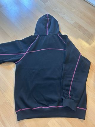 Sudadera Corteiz Negra con Costuras Rosas