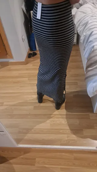 Falda Mango rayas grisynegro. TallaLteen. Sin estr
