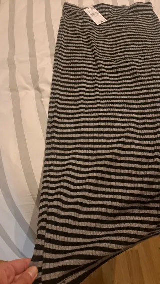 Falda Mango rayas grisynegro. TallaLteen. Sin estr