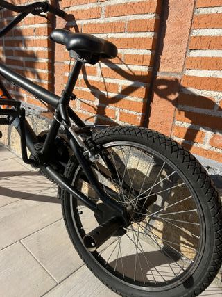 Bicicleta BMX Negra y Naranja