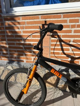 Bicicleta BMX Negra y Naranja