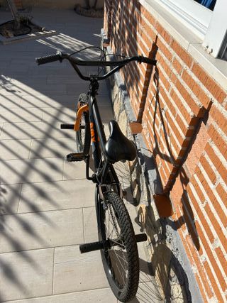 Bicicleta BMX Negra y Naranja
