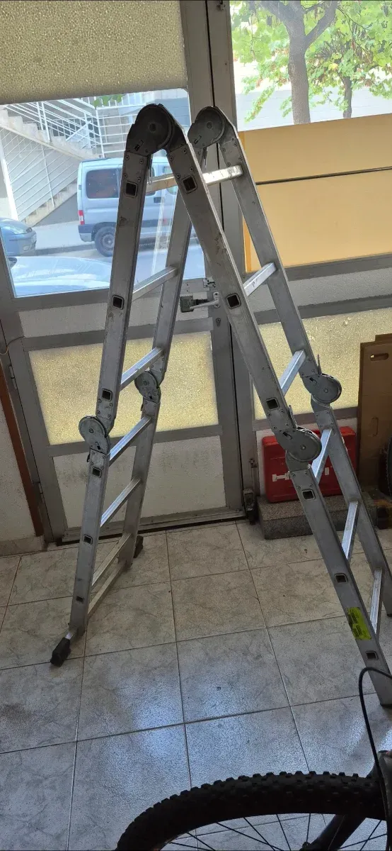 Escalera aluminio multiusos plegable, extensible.