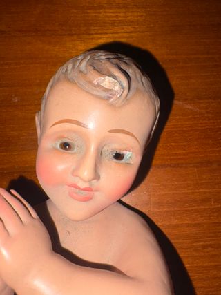 Bambinello con occhi in vetro