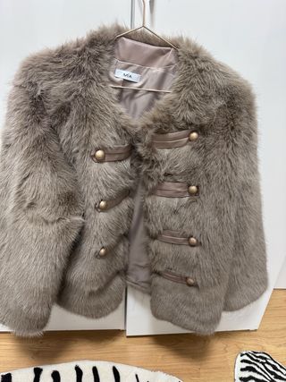 abrigo de pelo, con drapeado en cuero por delante