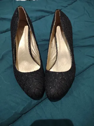 Zapatos de salón negros con brillo