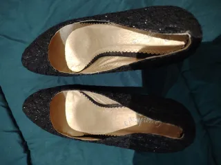 Zapatos de salón negros con brillo