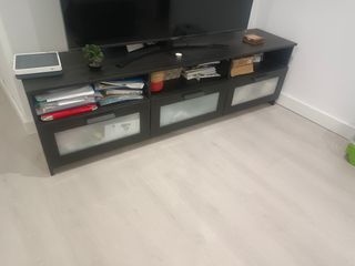 Mueble TV negro con puertas de cristal