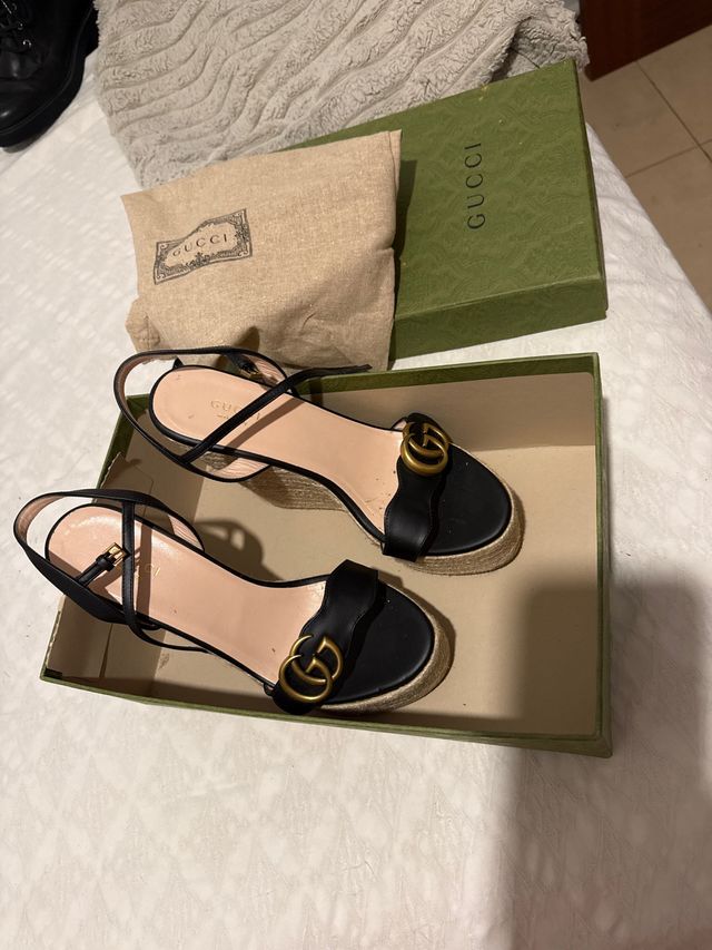 Cuñas Gucci Talla 38 Negras y Doradas