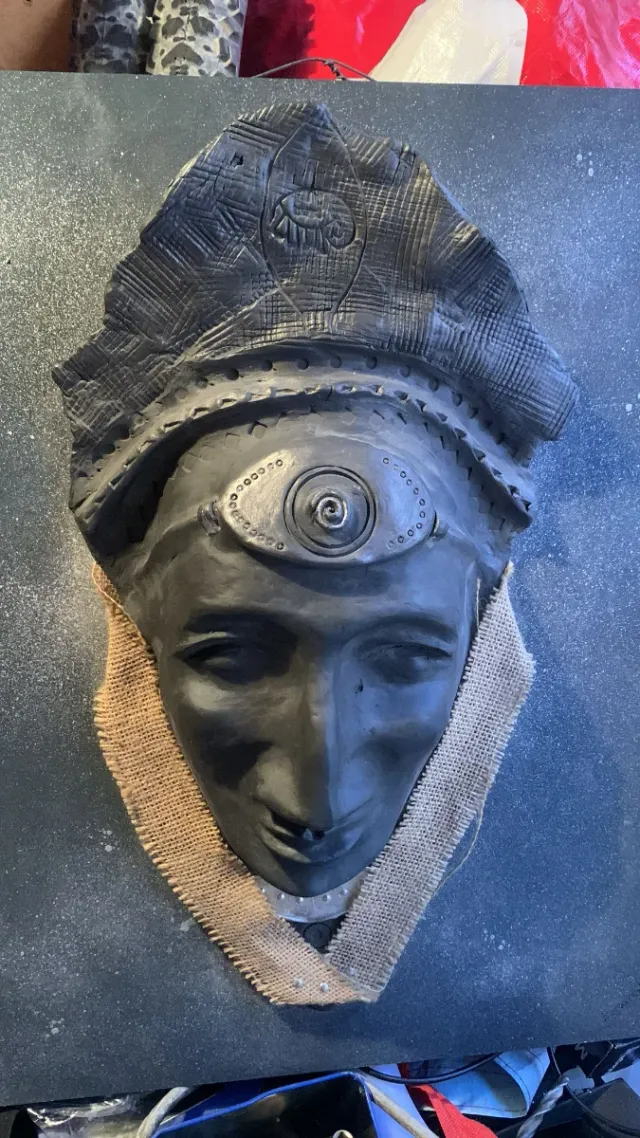 Quadro con maschera africana in ceramica e juta