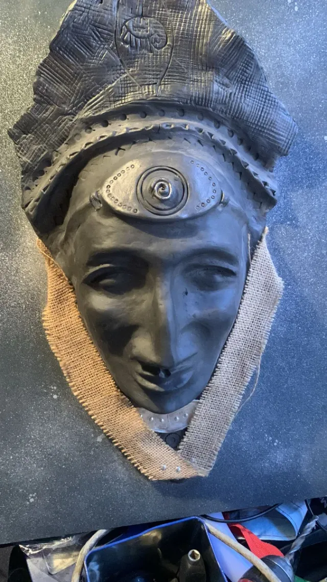 Quadro con maschera africana in ceramica e juta