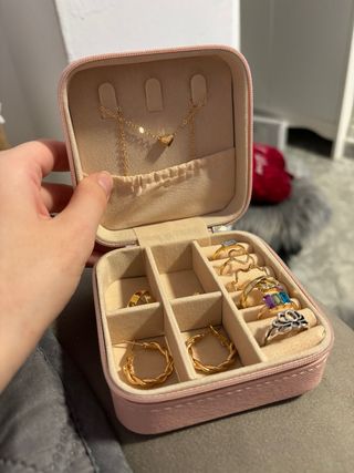 Joyero rosa con joyas de regalo