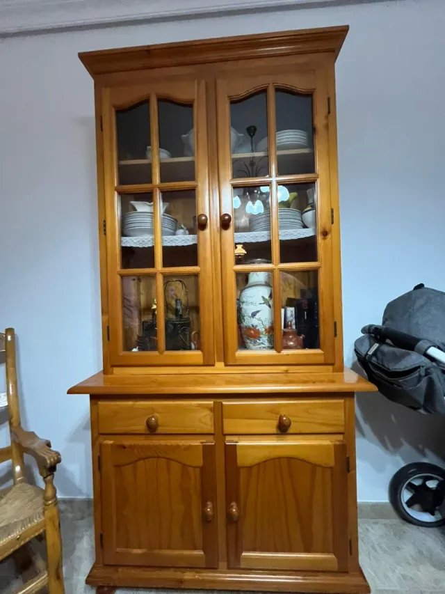 Mueble de comedor de madera
