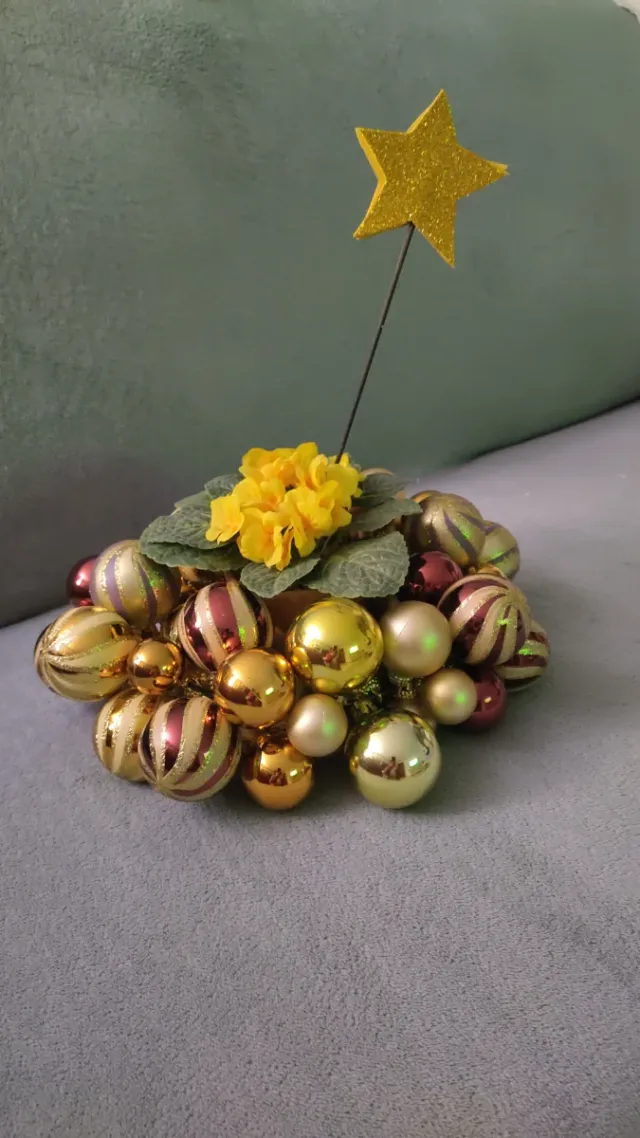 Centrotavola con sfere oro e rosso