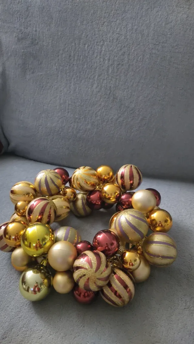 Centrotavola con sfere oro e rosso