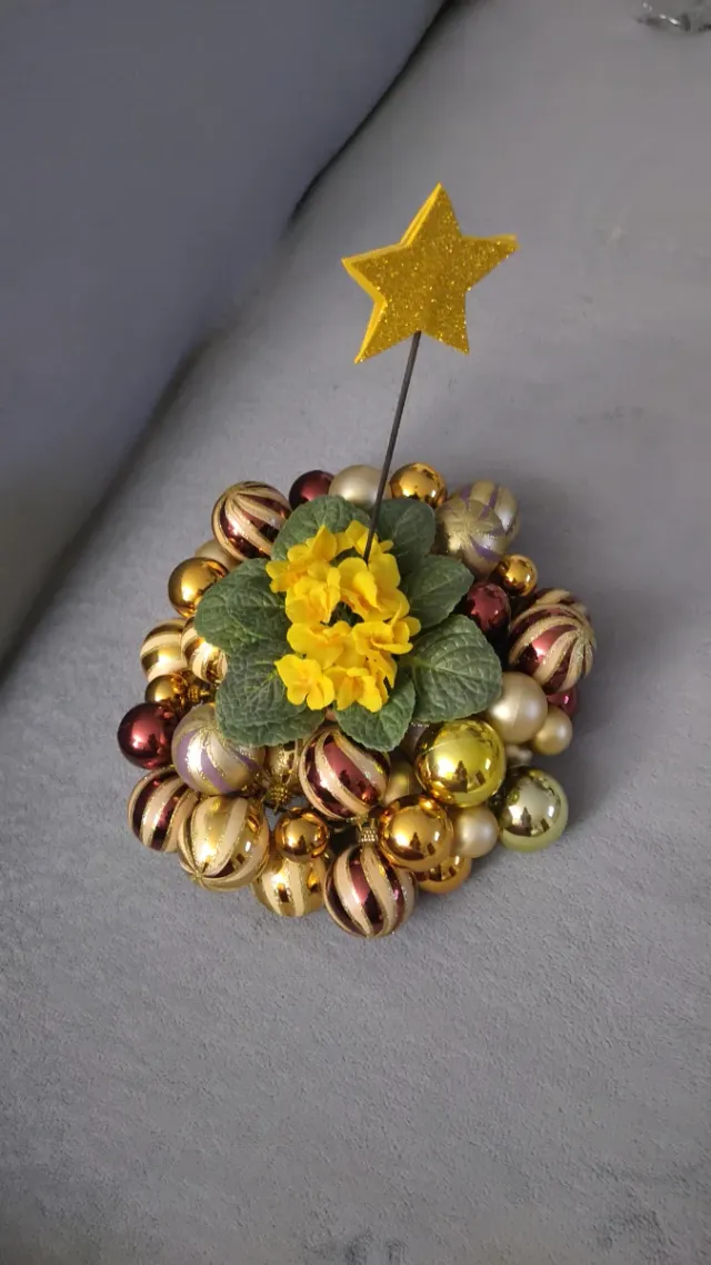 Centrotavola con sfere oro e rosso