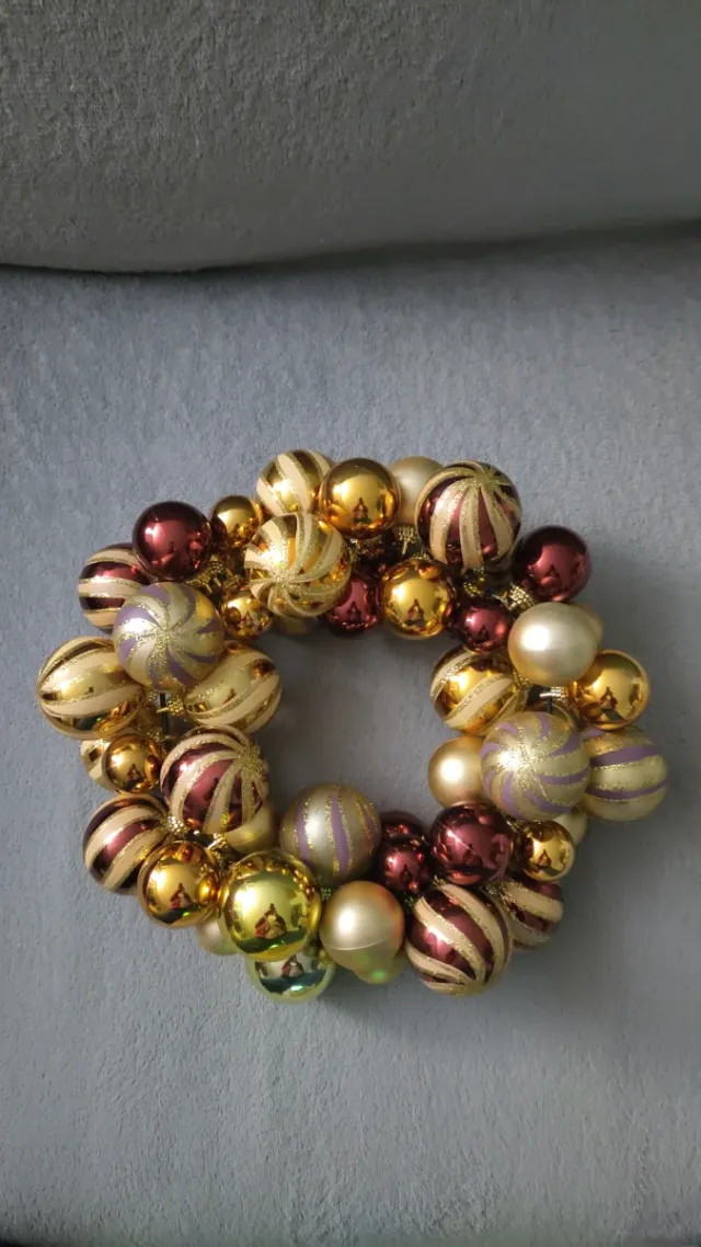 Centrotavola con sfere oro e rosso