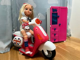 Nancy con vespa y armario