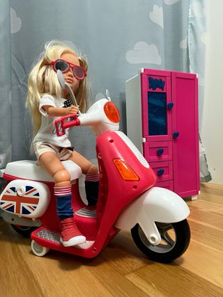 Nancy con vespa y armario