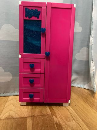 Nancy con vespa y armario