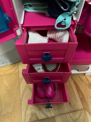 Nancy con vespa y armario