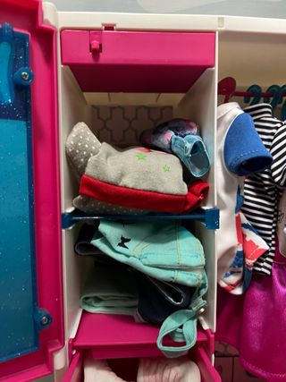 Nancy con vespa y armario