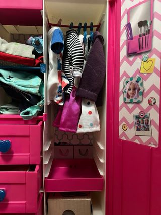 Nancy con vespa y armario