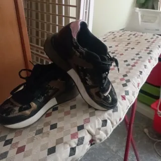 Zapatillas Gioseppo chica negras y doradas