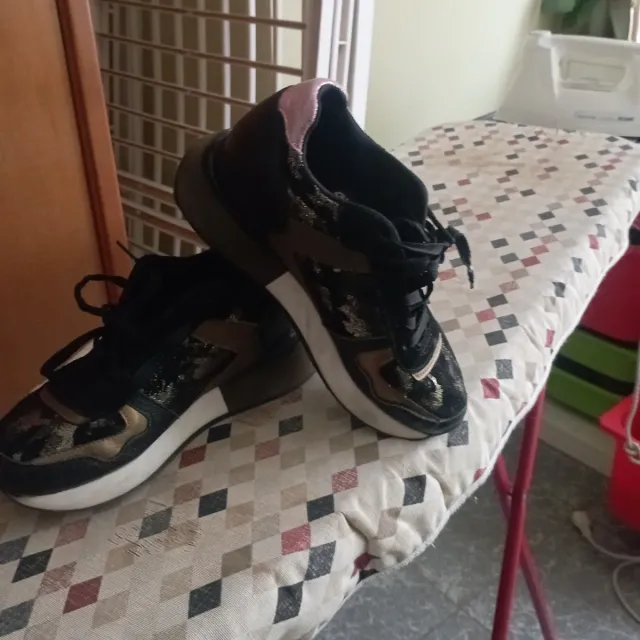 Zapatillas Gioseppo chica negras y doradas