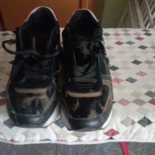 Zapatillas Gioseppo chica negras y doradas