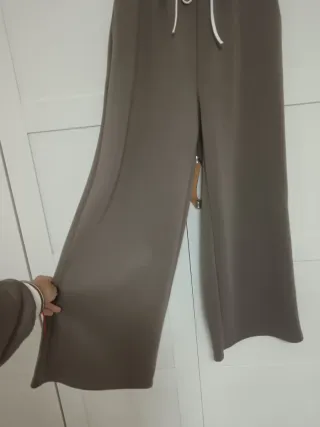 Pantalón ancho marrón y blanco