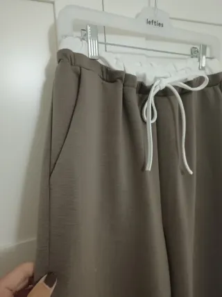 Pantalón ancho marrón y blanco