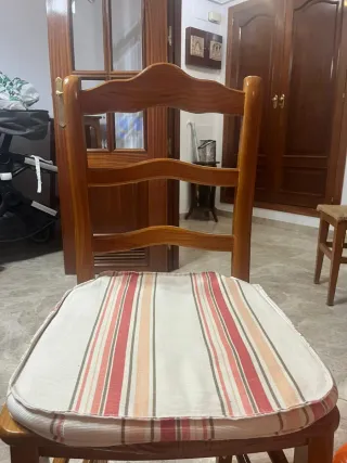 Mesa y 4 sillas de madera rústica
