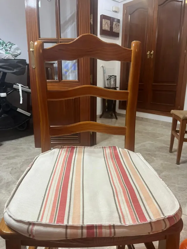 Mesa y 4 sillas de madera rústica