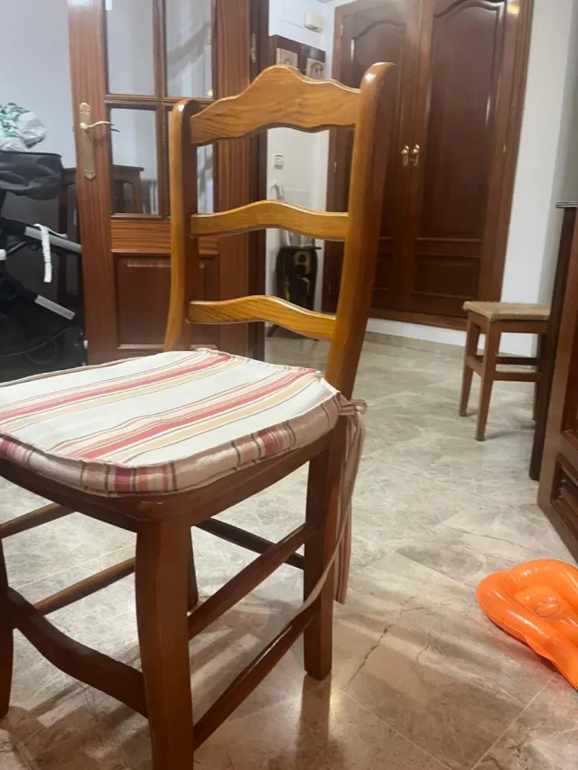 Mesa y 4 sillas de madera rústica