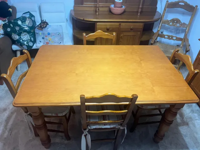 Mesa y 4 sillas de madera rústica
