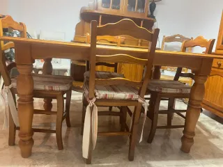 Mesa y 4 sillas de madera rústica