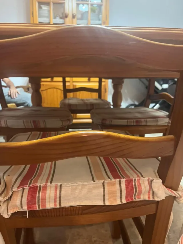 Mesa y 4 sillas de madera rústica